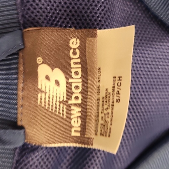 New Balance Wind Breaker - Picture 3 of 4